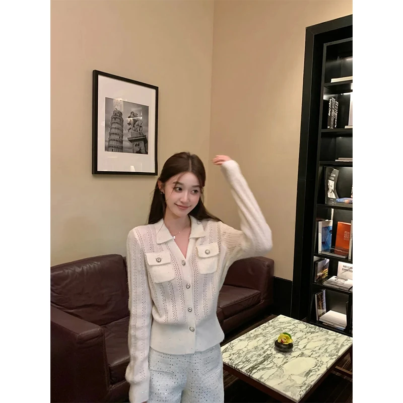 白色V领polo领长袖针织衫女秋季法式高级感显瘦纯欲气质开衫上衣