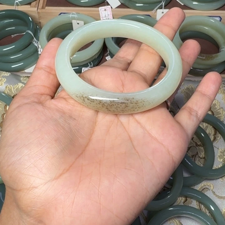 用***1未镶嵌手镯和田玉