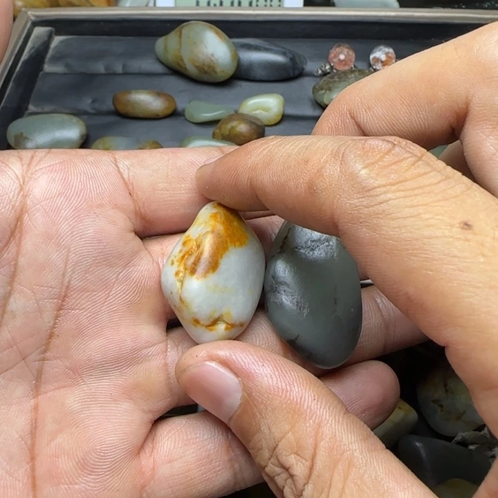 颈饰未镶嵌和田玉（子料）王**）