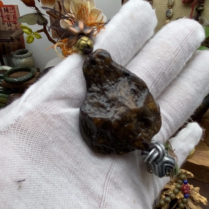 未镶嵌岫岩河磨玉（透闪石质玉）挂件