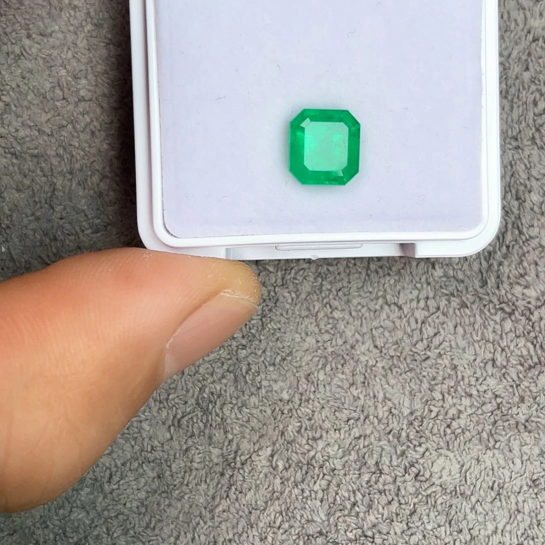 裸石未镶嵌祖母绿2.01Ct。