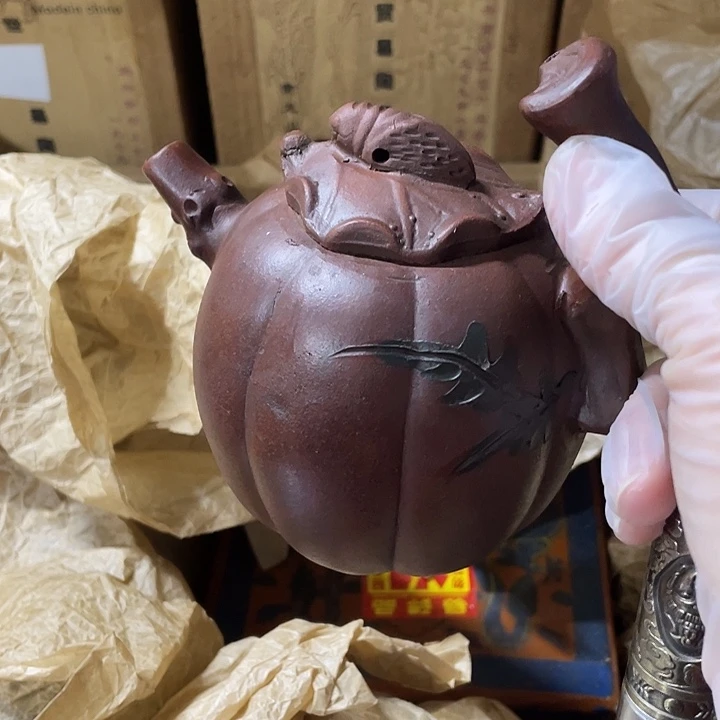 茶壶紫砂矿泥料手工制作的一把紫砂壶。