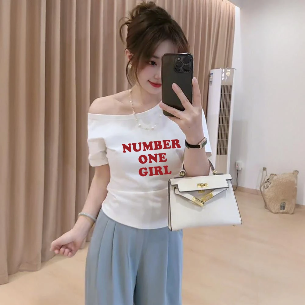 白色字母印花斜领短袖t恤女夏季新款设计感小众独特露肩别致上衣