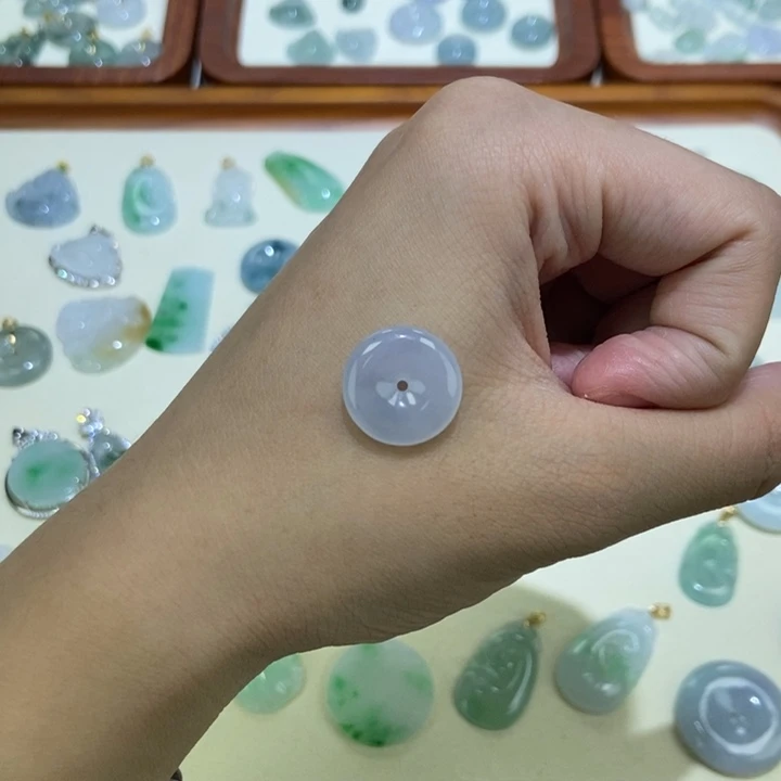 颈饰未镶嵌翡翠平安扣