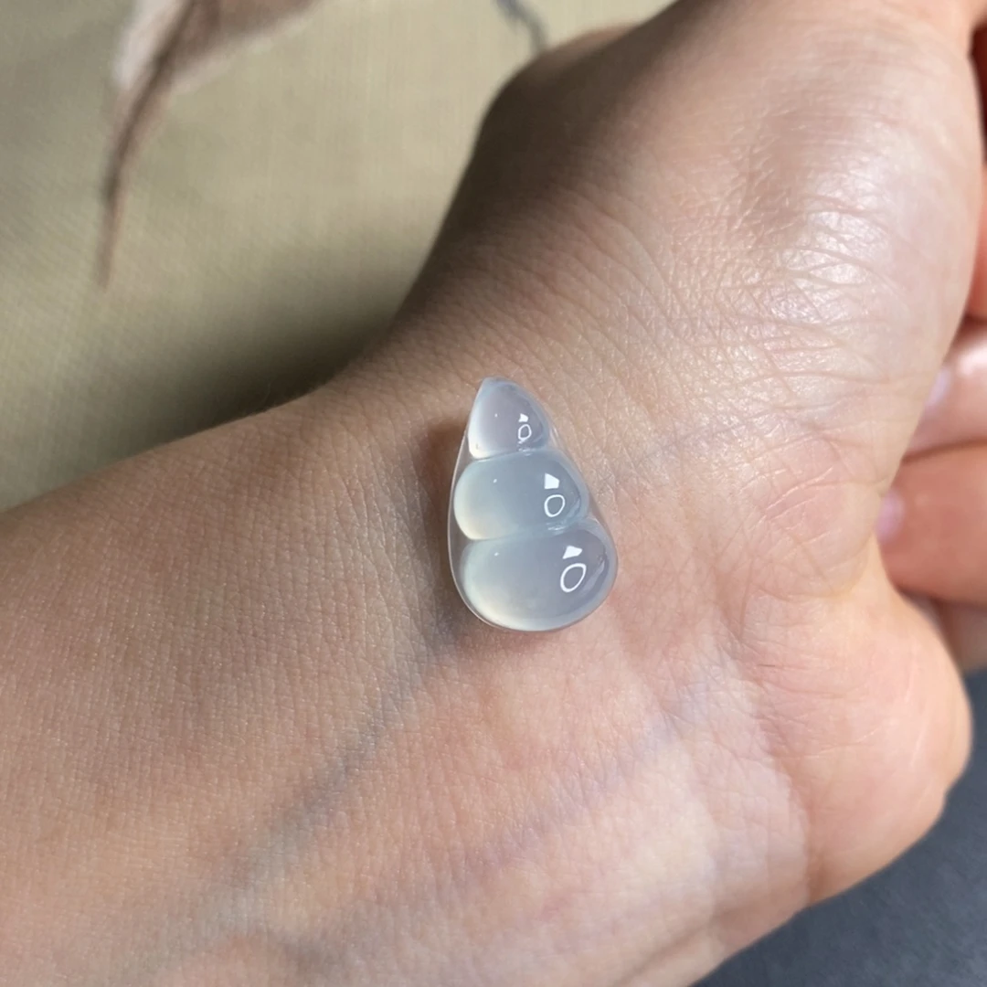 翡翠未镶嵌颈饰豆子