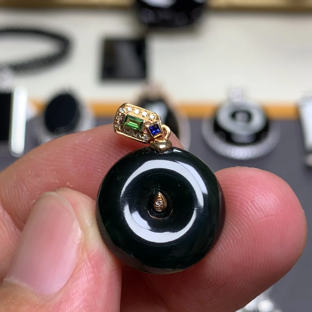 翡翠18K金镶嵌颈饰墨翠平安扣