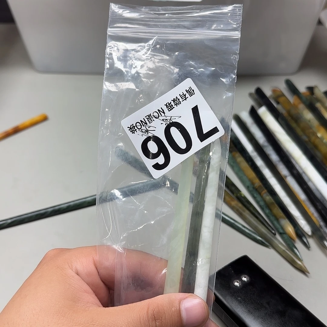 谢***李未镶嵌蛇纹石玉发饰