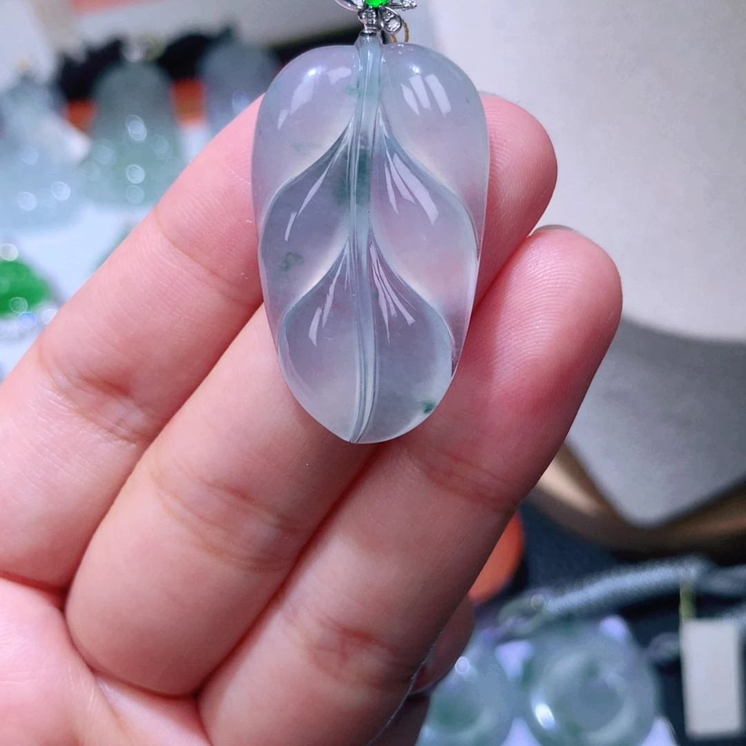 颈饰18K金镶嵌翡翠叶子