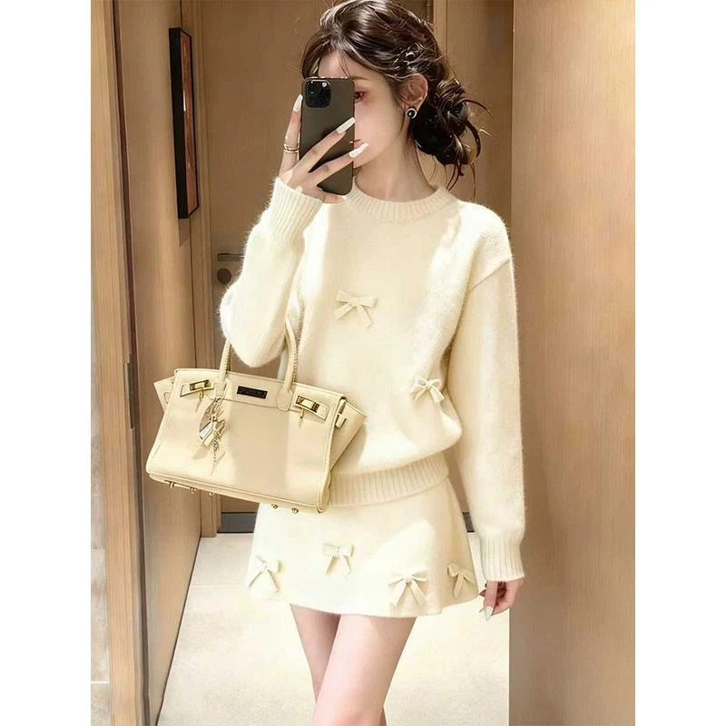 韩系chic高级感气质穿搭2025秋冬时尚新款米白色蝴蝶结针织毛衣女