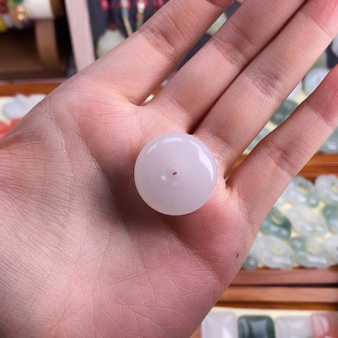 颈饰未镶嵌石英质玉耶*