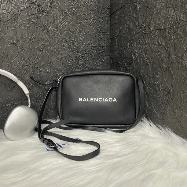 95新 Balenciaga/巴黎世家 巴黎世家男士相机包黑色斜挎包