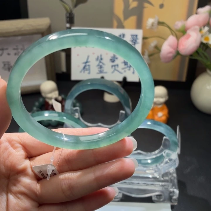 翡翠未镶嵌手镯渐变冰蓝绿方条