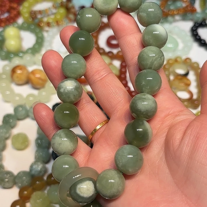 蛇纹石玉未镶嵌手持