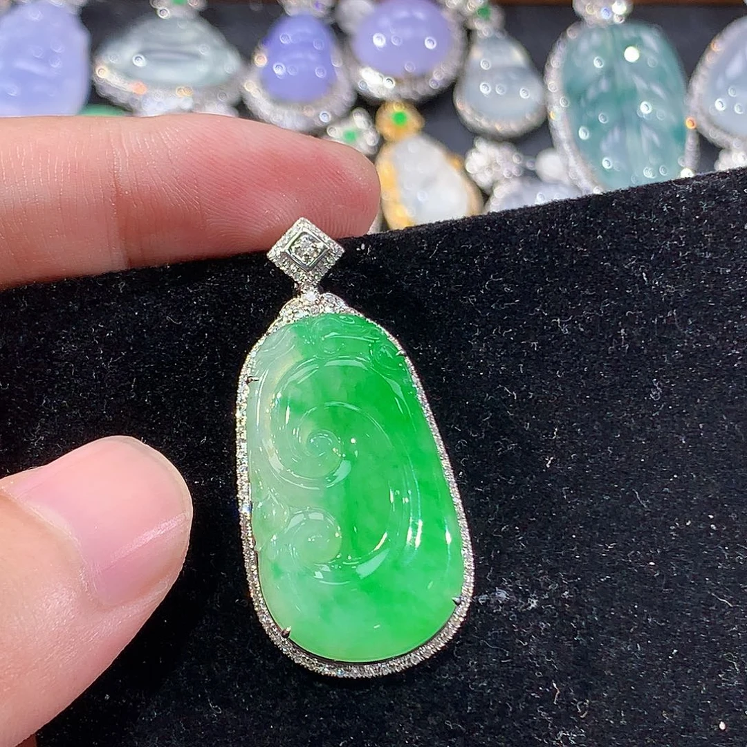 翡翠18K金镶嵌颈饰