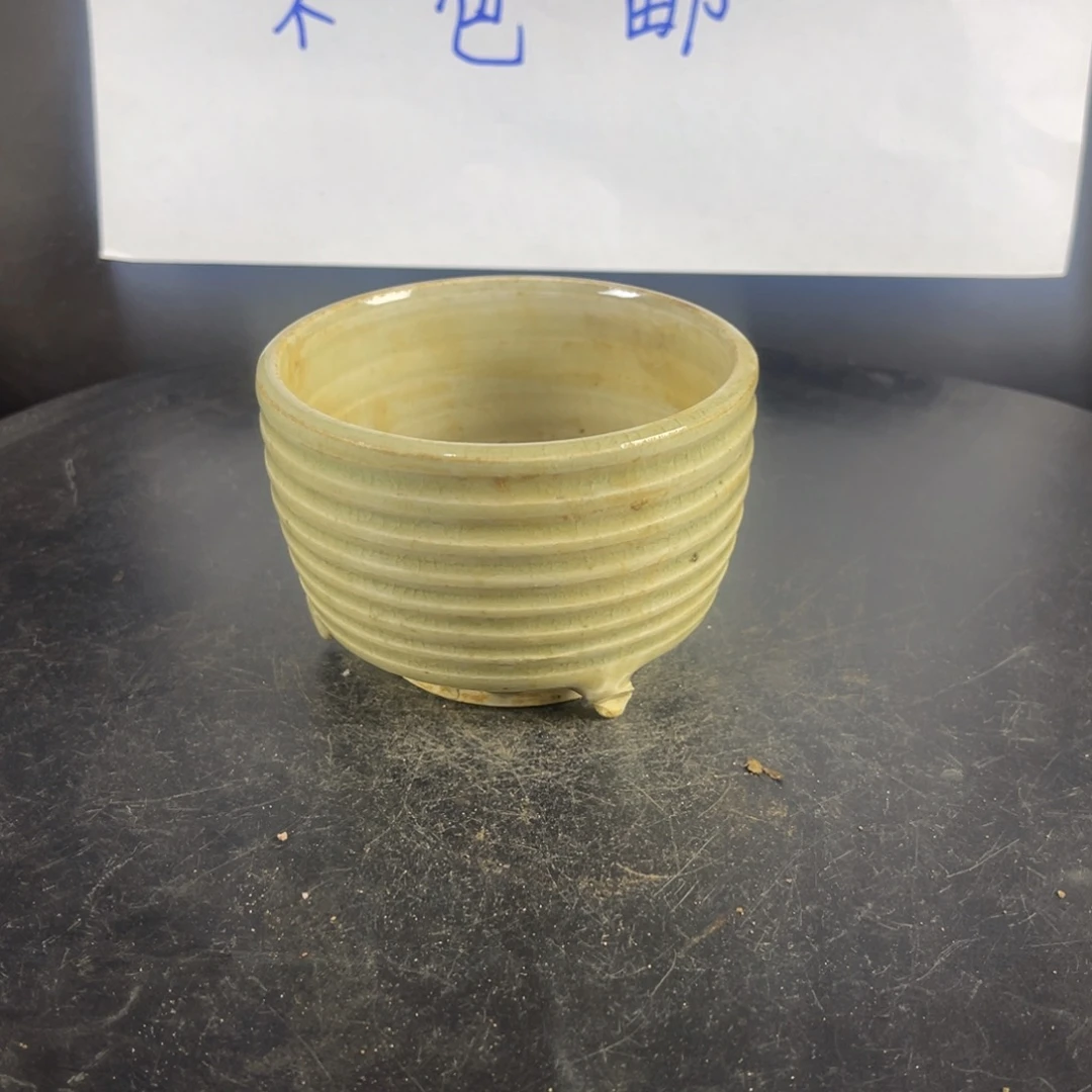 罐漂亮的小瓷器和