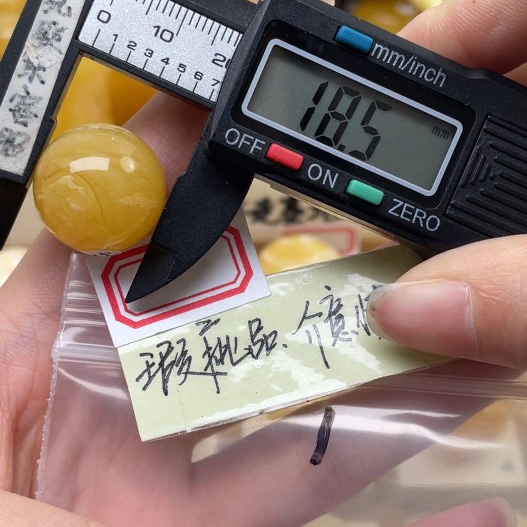 蜜蜡裸石未镶嵌果****伦大瑕