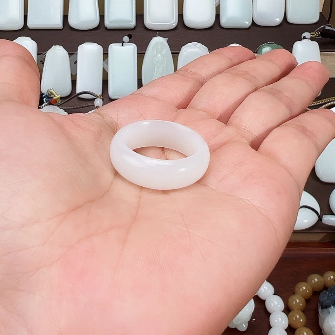 颈饰未镶嵌和田玉（白玉）