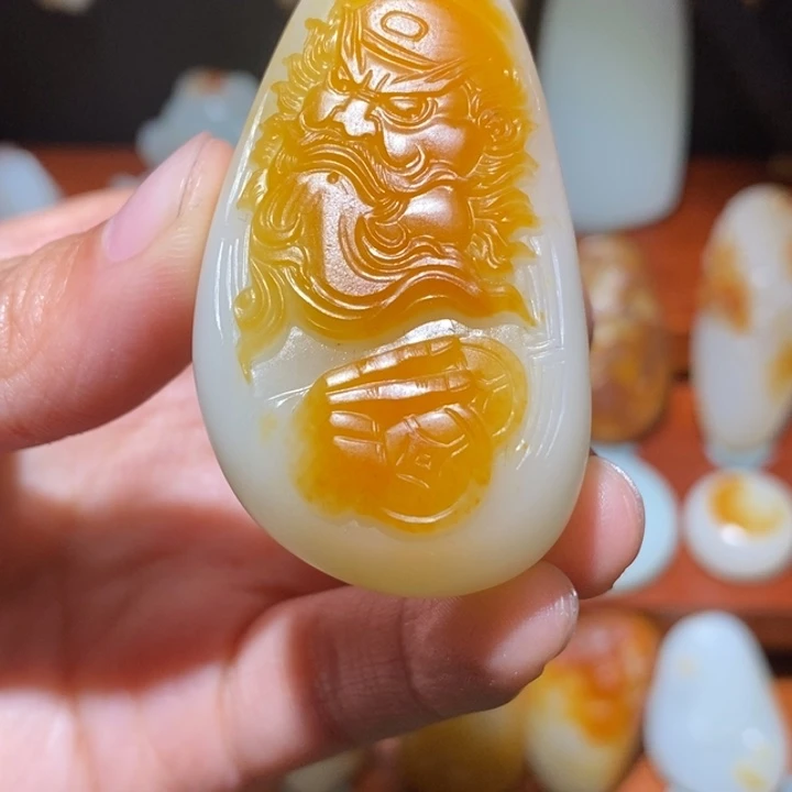 云***豹和田玉未镶嵌颈饰