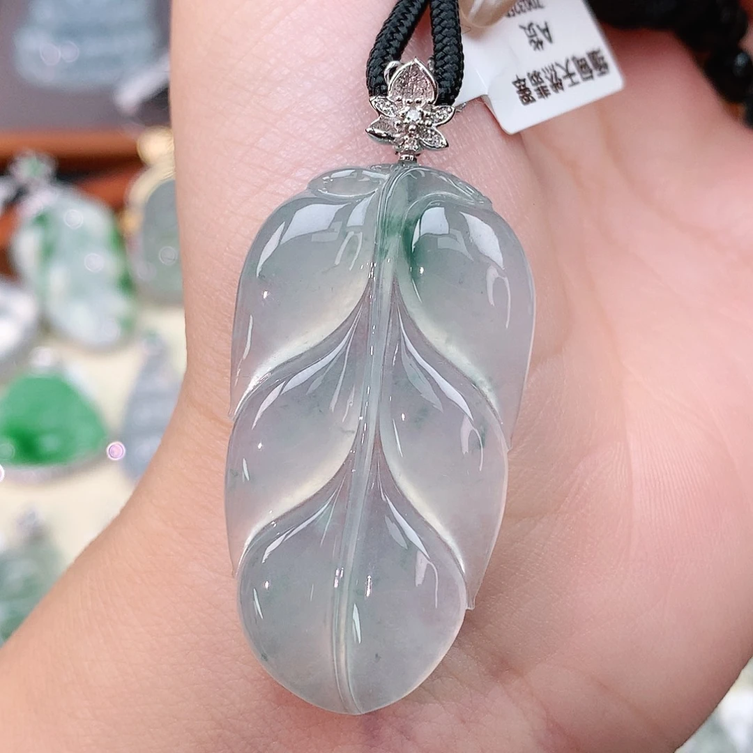 颈饰18K金镶嵌翡翠叶子