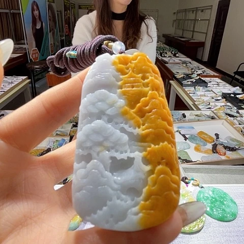 翡翠未镶嵌颈饰一个