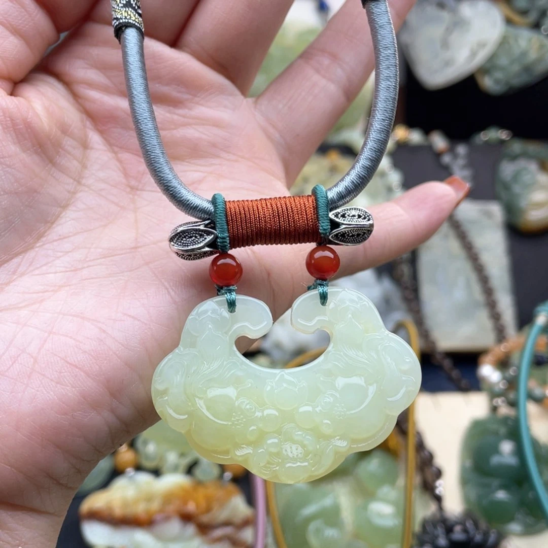 蛇纹石玉颈饰未镶嵌