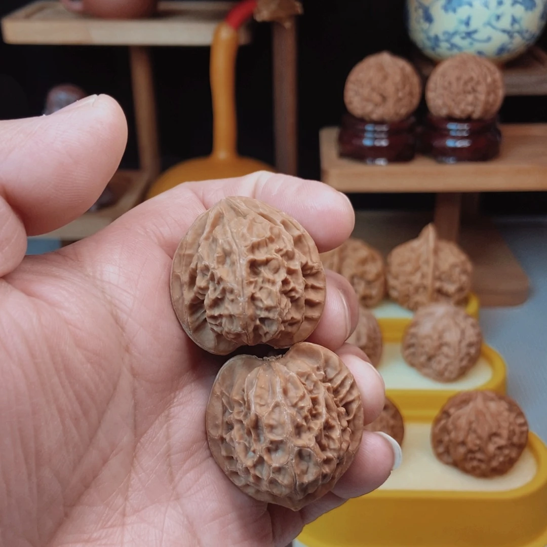 福利微瑕小宫灯核桃手把件！