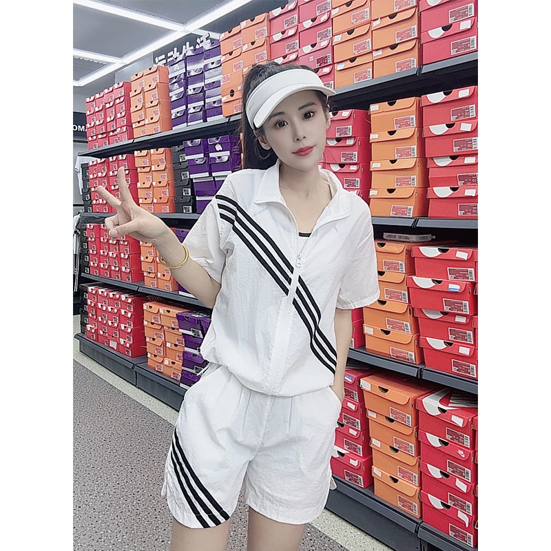 运动服套装女2025新款夏季休闲设计感立领防晒短袖外套短裤两件套