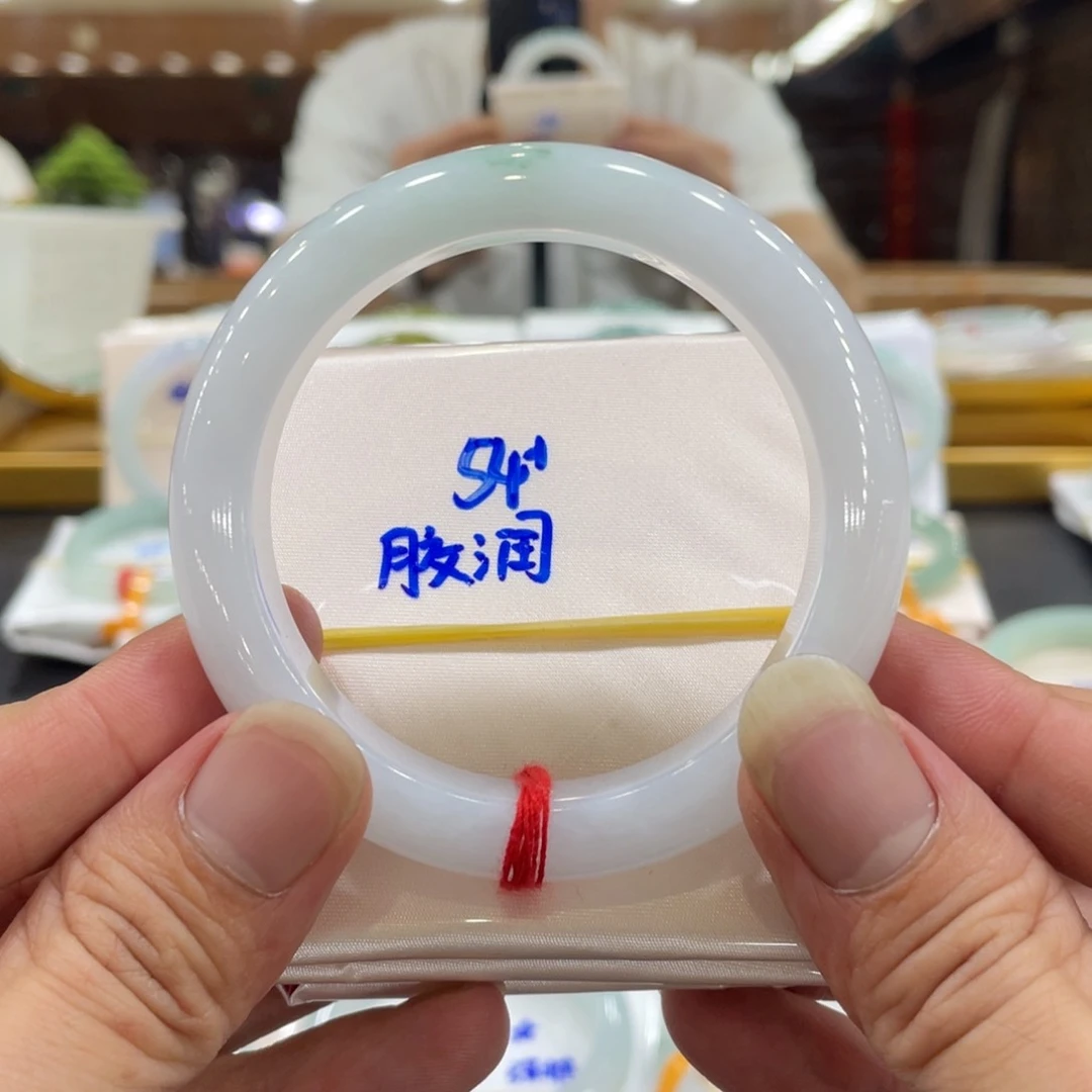 翡翠手镯未镶嵌翡翠手镯