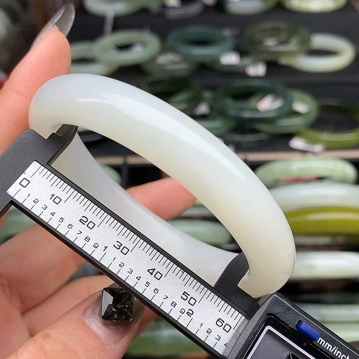 蛇纹石玉手镯未镶嵌580