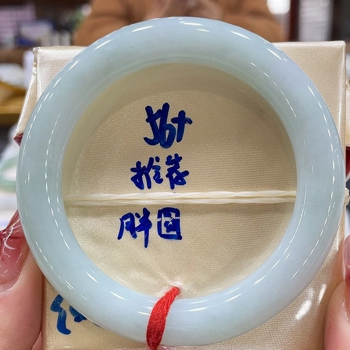 翡翠手镯未镶嵌翡翠手镯