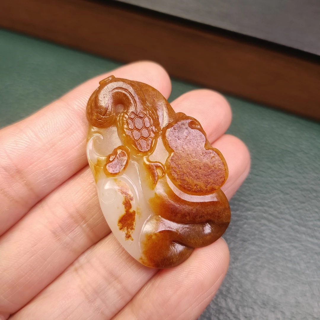 和田玉 蛇 红油沁皮  天然皮色 油性足  苏工雕刻