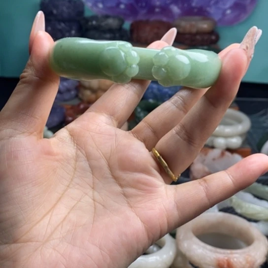 未镶嵌雕花手镯石英质玉