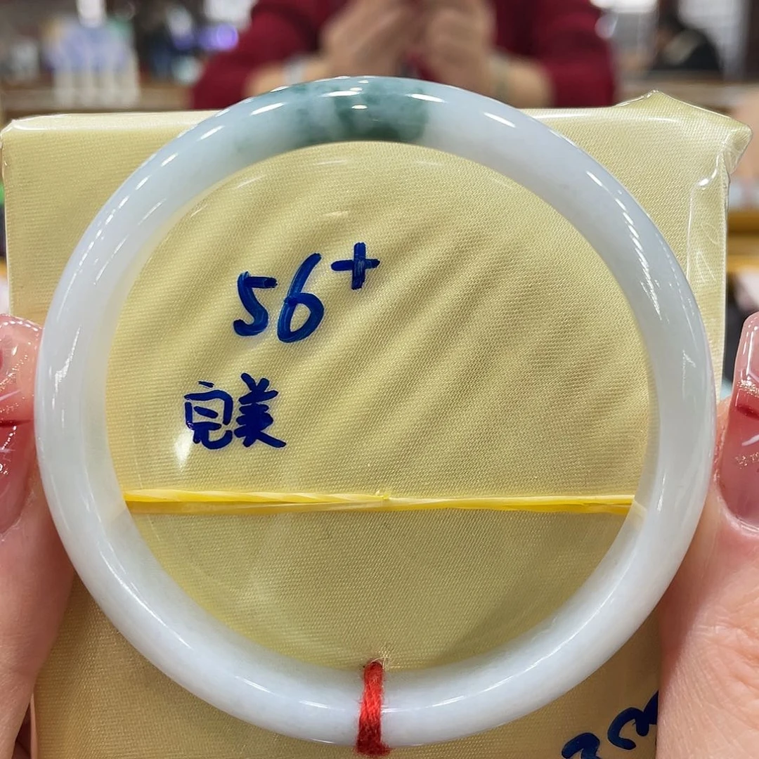 翡翠手镯未镶嵌翡翠手镯