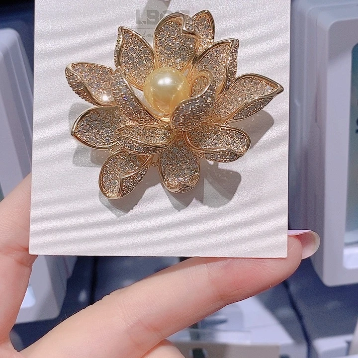 锆石铜合金莲花胸针