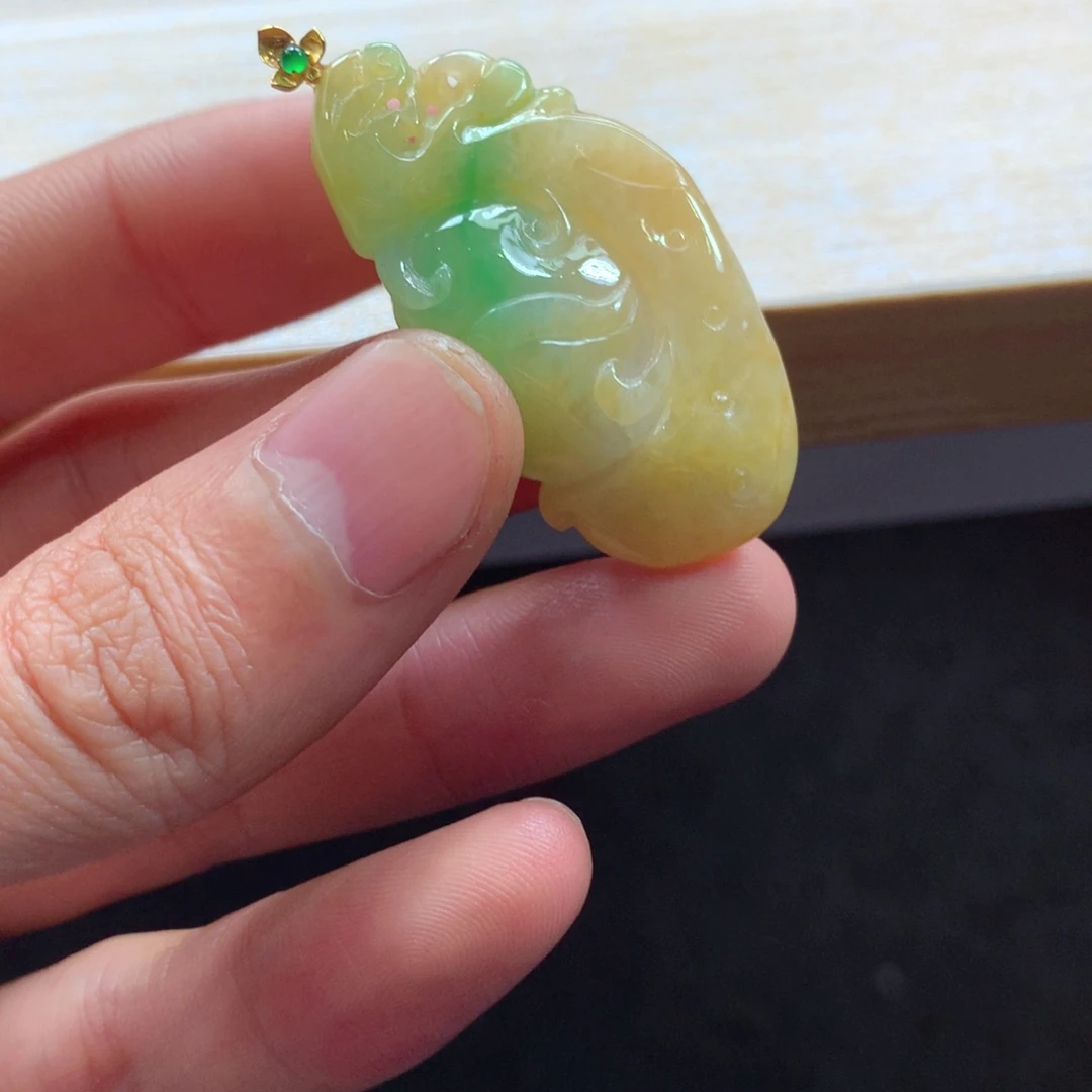 翡翠颈饰18K金镶嵌吊坠
