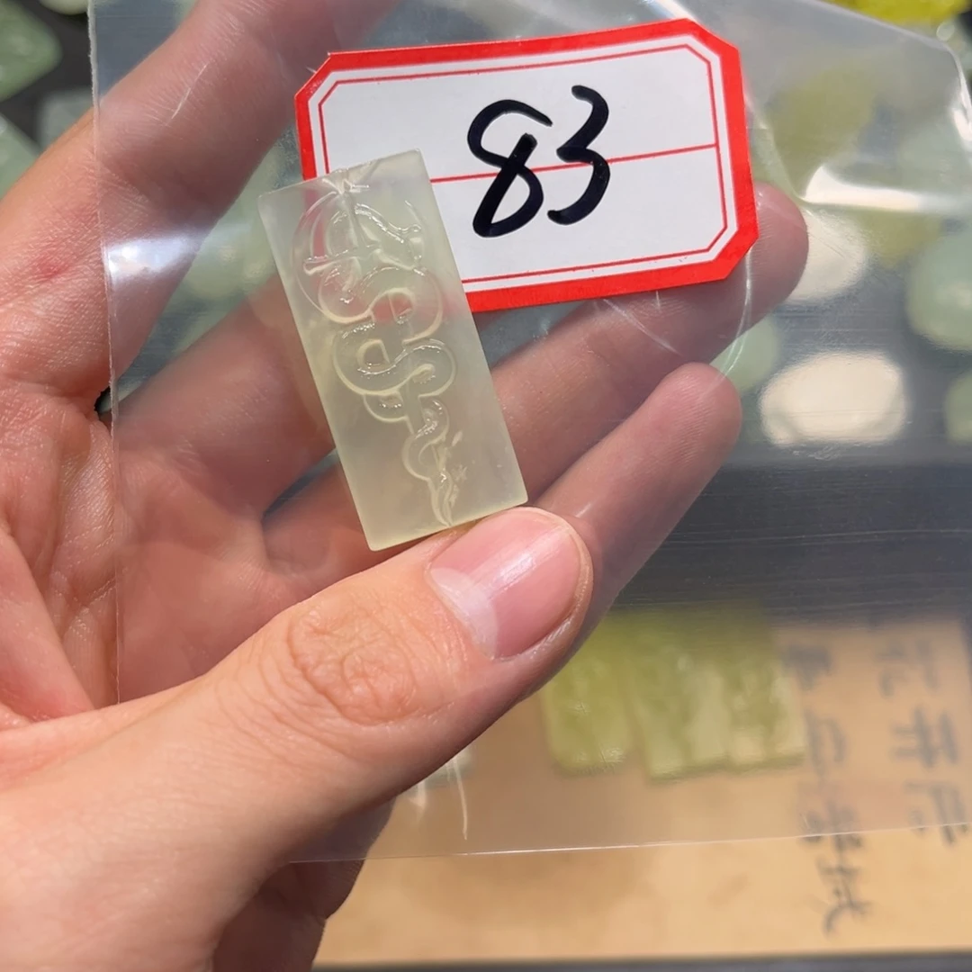 蛇纹石玉颈饰合金