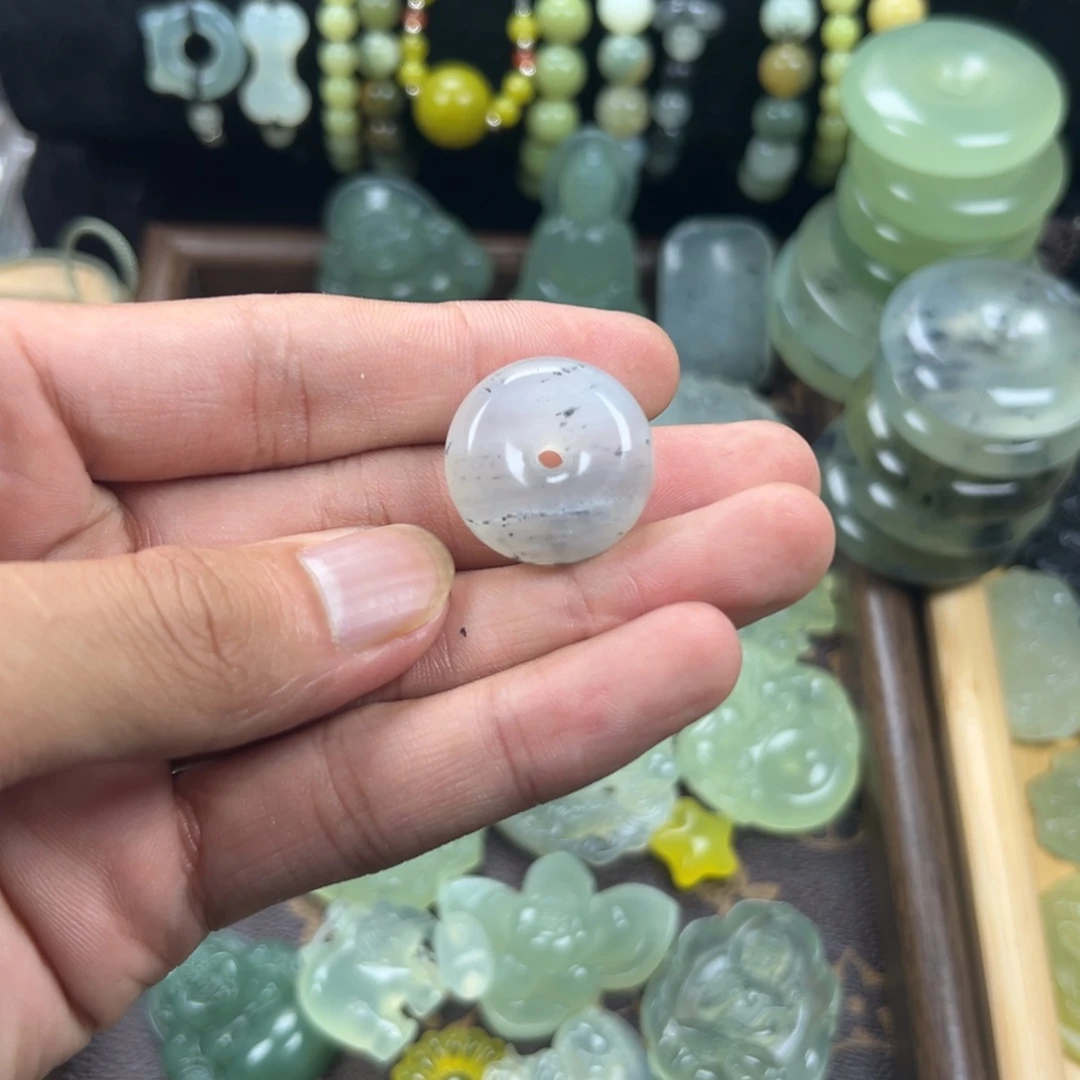 吃****未镶嵌蛇纹石玉颈饰水墨扣小