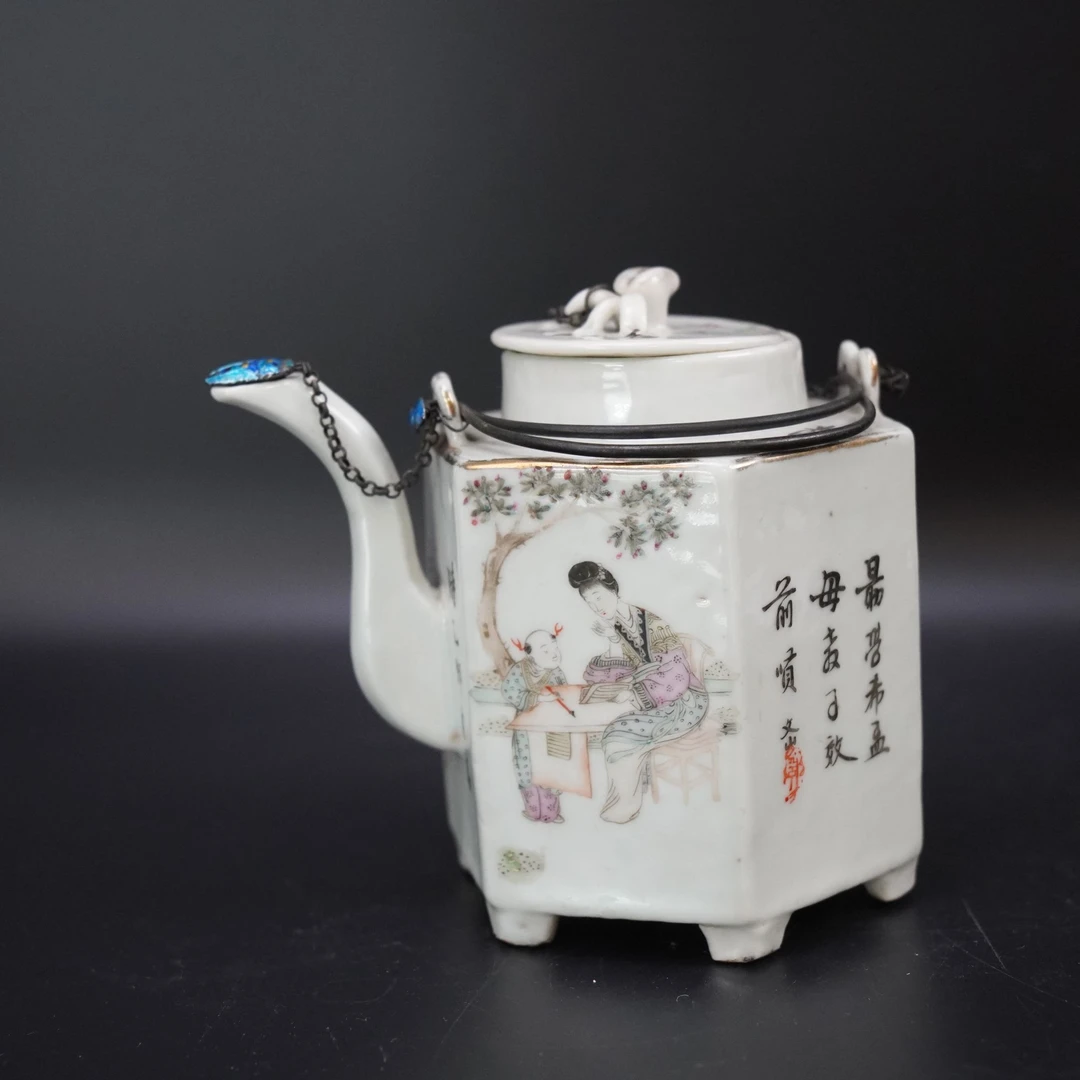 Lot.25110393民国粉彩三娘教子图提梁壶 高：约13.5cm