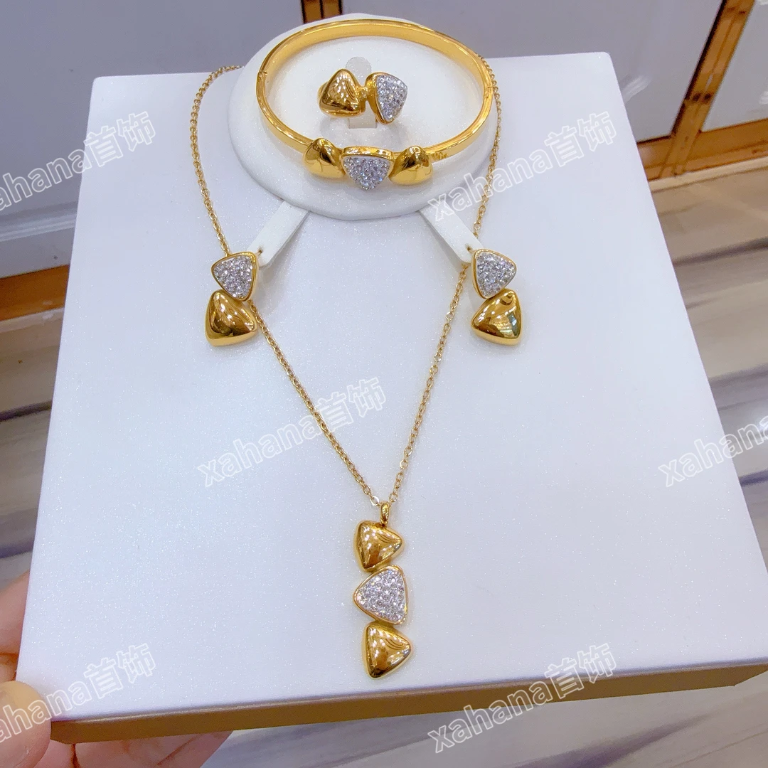 铜合金亚克力项链 新款时尚钛钢四件套首饰气质精致奢华金色精美