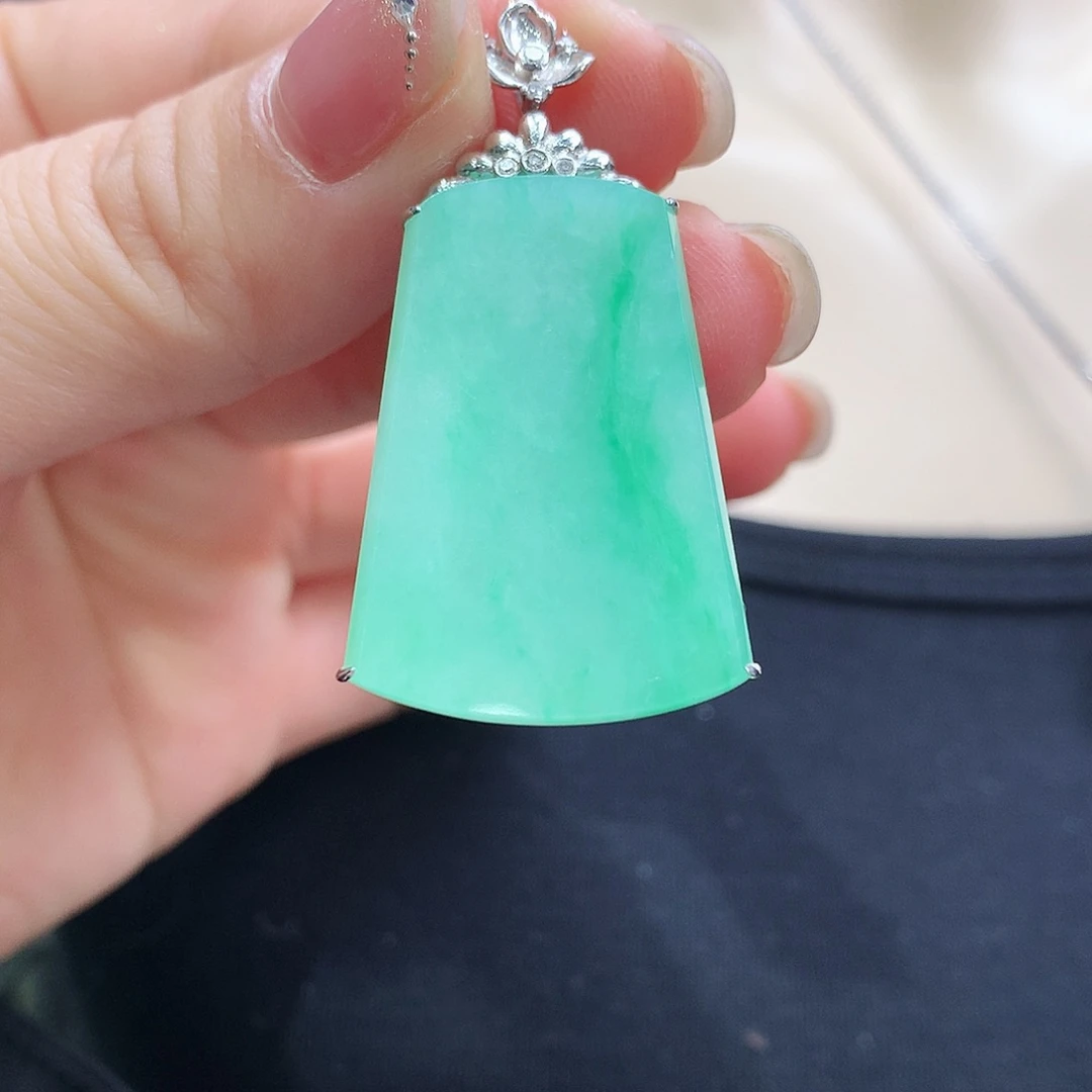 翡翠颈饰18K金镶嵌无事牌