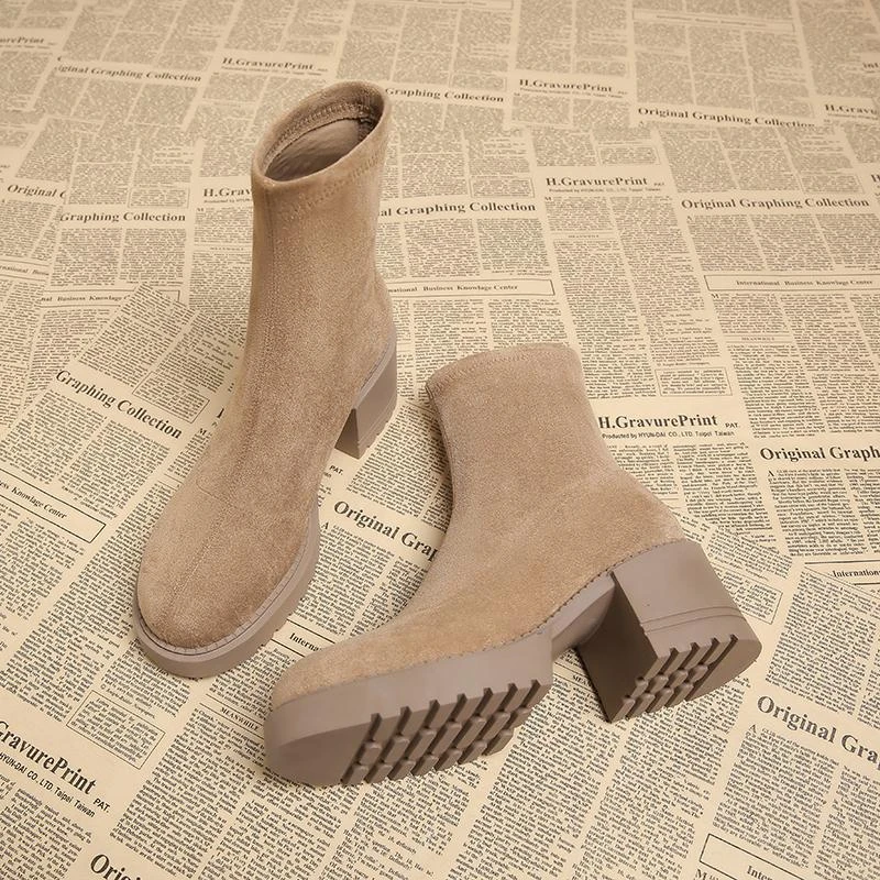 2025欧货真皮磨砂弹力瘦瘦粗高跟马丁靴超火短靴女爆款秋冬卡其色