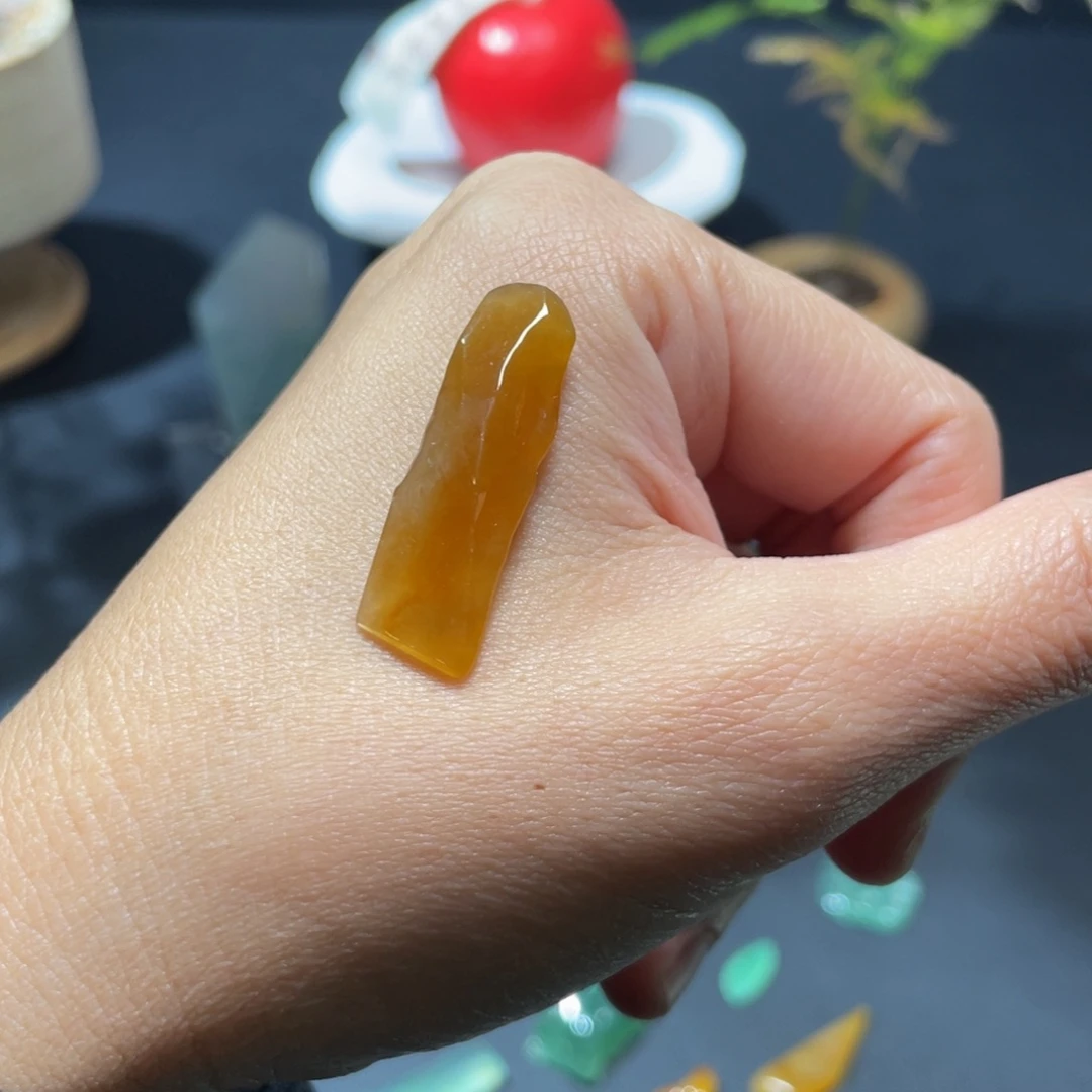翡翠未镶嵌颈饰满黄手牌