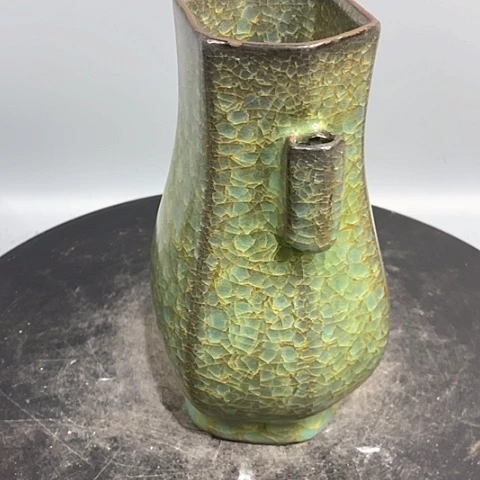 摆件官窑贯耳瓶造型独特