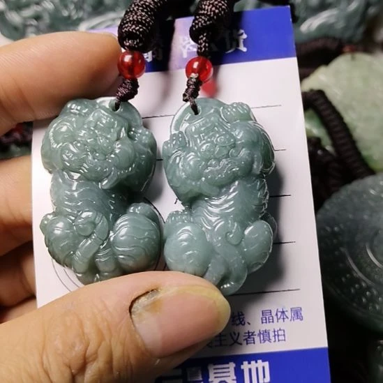 翡翠未镶嵌颈饰挂件