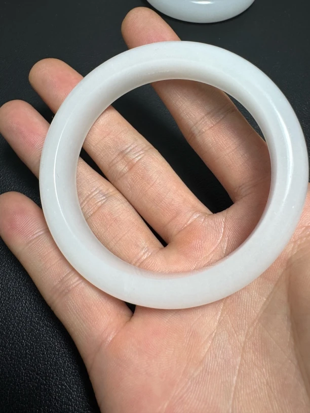 纯天然新疆一级白手镯石英岩玉