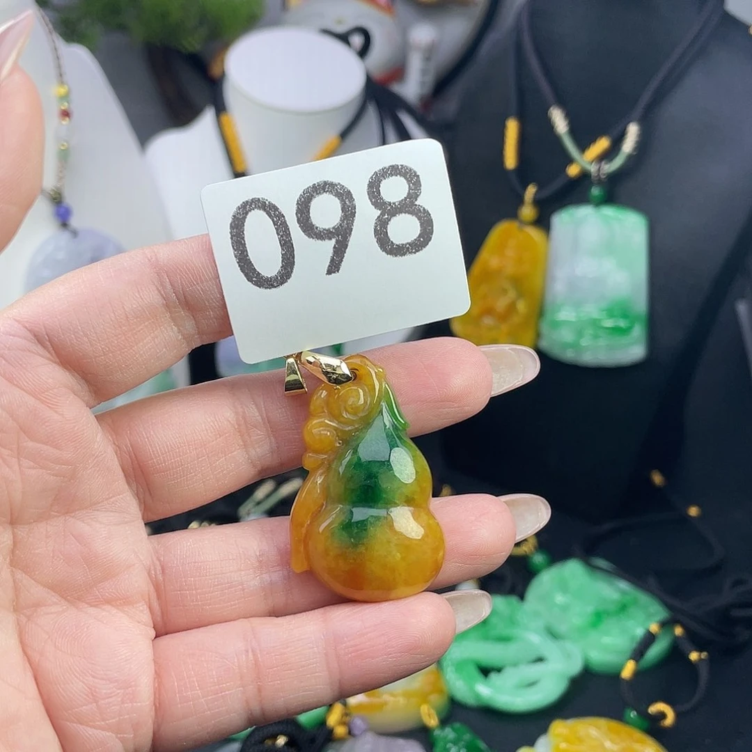 翡翠未镶嵌吊坠(赠链)