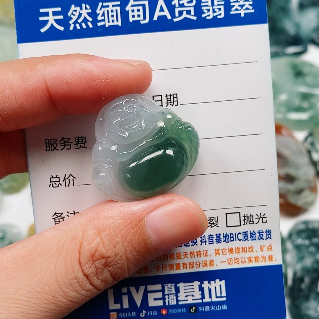 大***峰颈饰未镶嵌翡翠佛