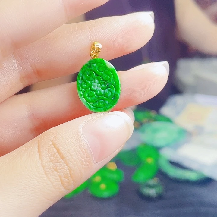 颈饰18K金镶嵌翡翠多样性