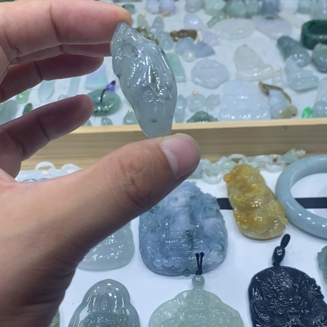 翡翠未镶嵌颈饰鹿牌