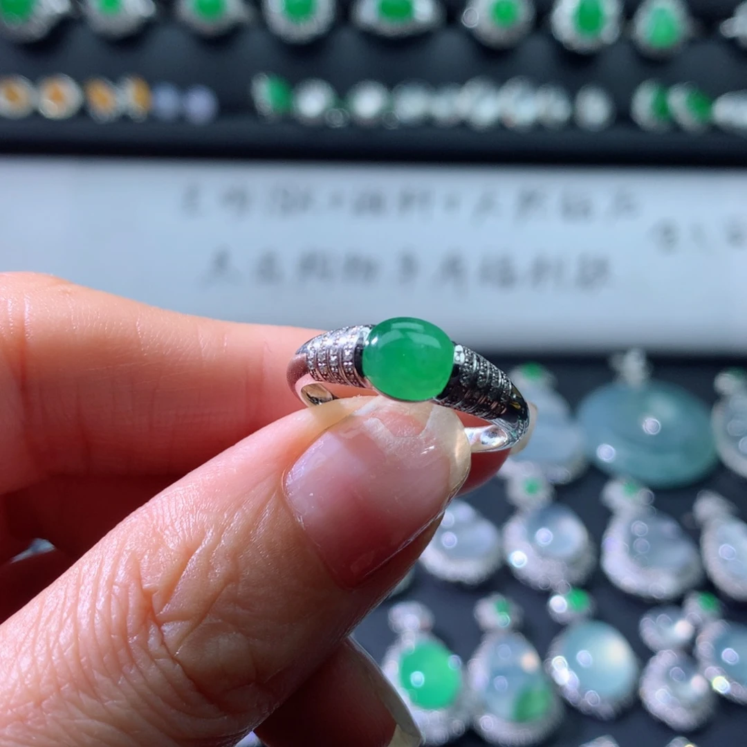 18K金镶嵌戒指翡翠